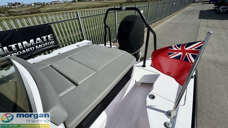  Axopar  28 Cabin