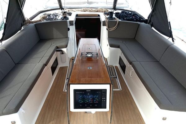  Dufour Yachts 530