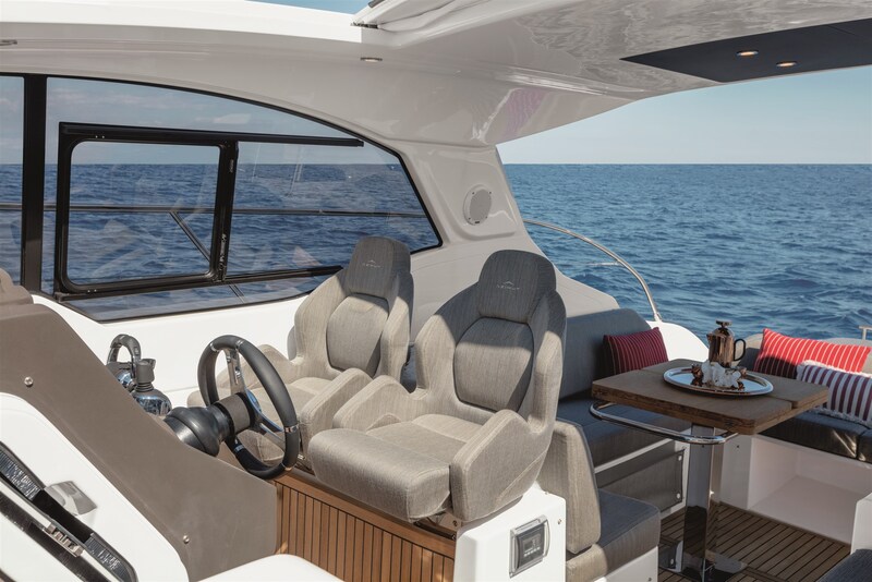 A45 Helmstation Seats Azimut Atlantis 45