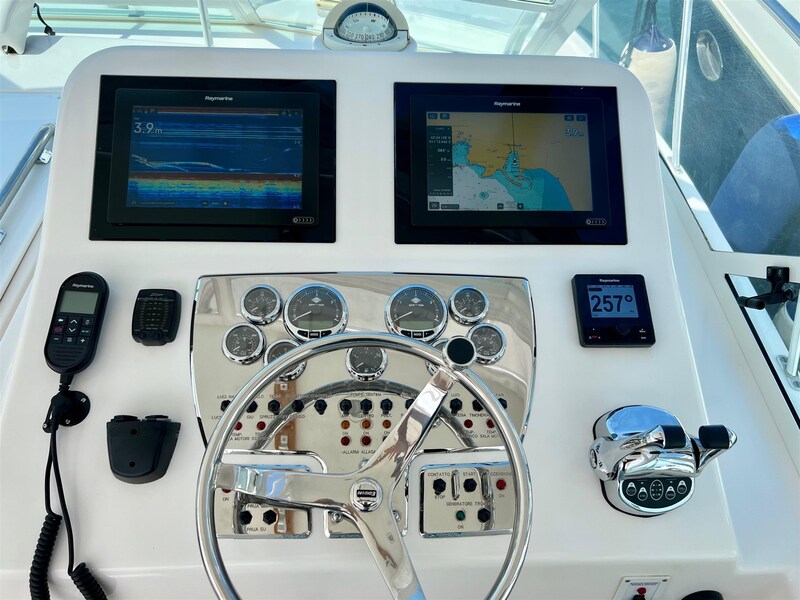 Cabo 32 Express helm Cabo 32 Express