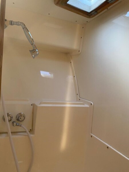 Bertram 37, shower Bertram Yacht 37' Convertible