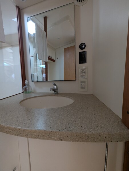Luhrs 36 Open bathroom detail Luhrs LUHRS 36 OPEN