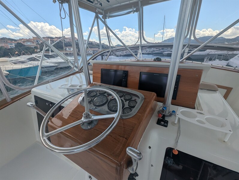 Davis 47 helm Davis Yacht DAVIS 47 SPORTFISHERMAN