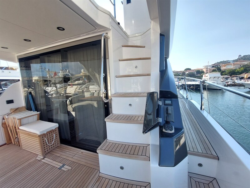 Azimut 53 Fly cockpit detail Azimut 53 Flybridge MY 2021