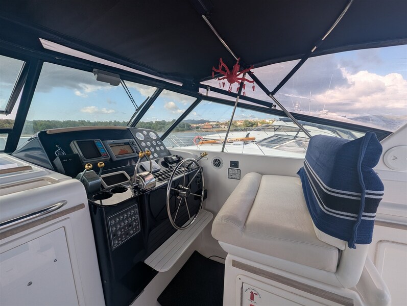 Tiara 4100 Open helm station Tiara Yachts 4100 Open