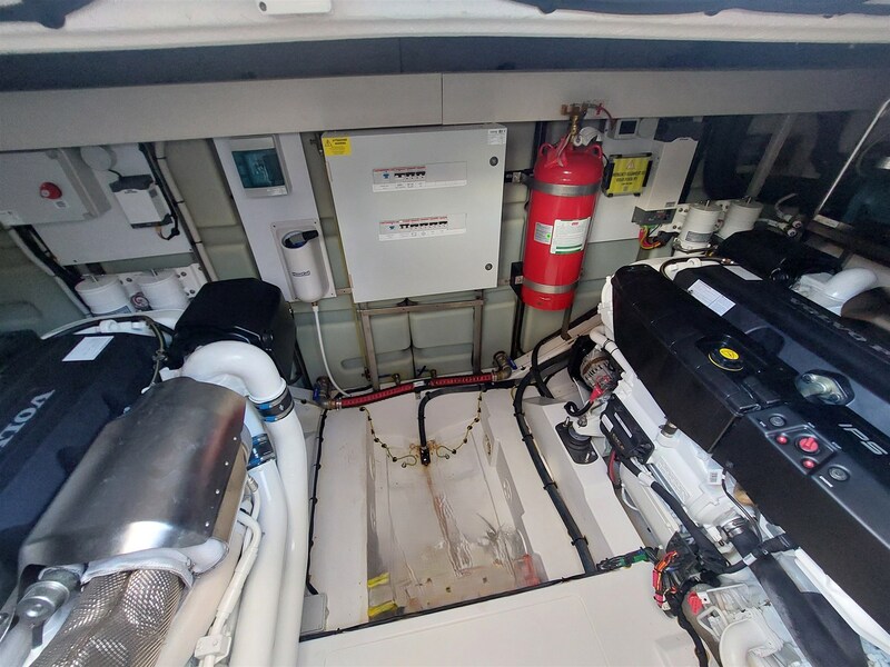 {I} Engine room Azimut 53 Flybridge