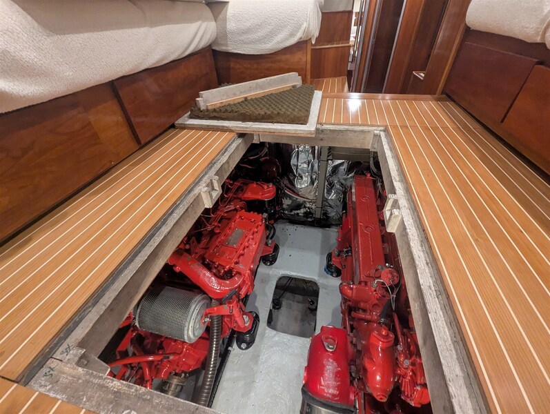 {I} Engine room Azimut AZ 35