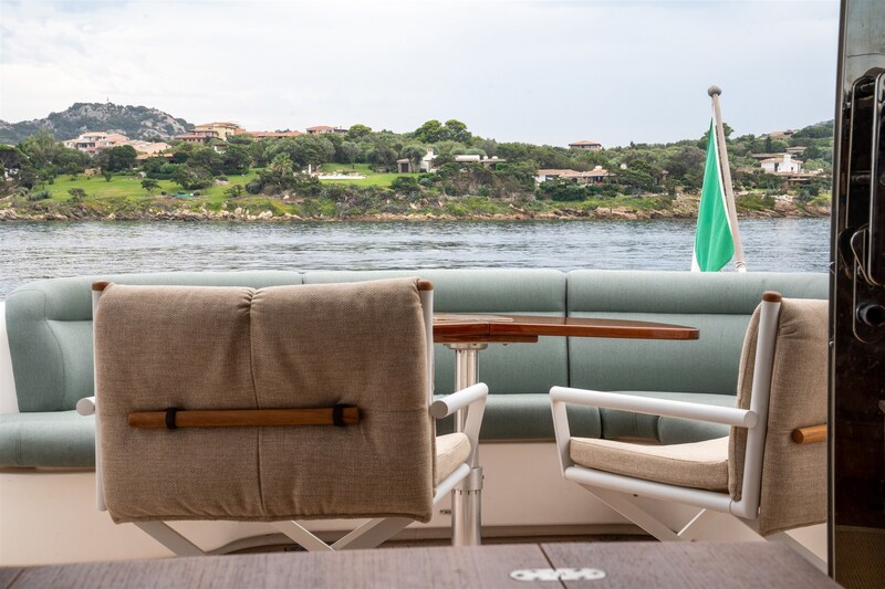 Cockpit detail Tiara Yachts 5800 Sovran