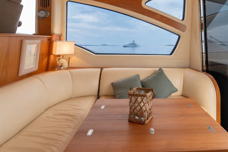 {I} Dinette detail Tiara Yachts 5800 Sovran