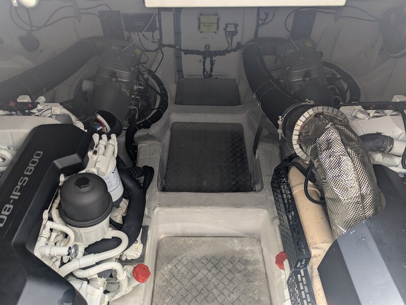 {I} Engine room Pardo Yachts GT 52