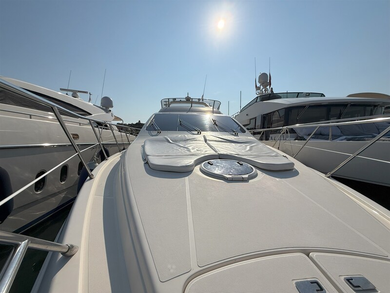 Fwd deck Azimut 55 Flybridge