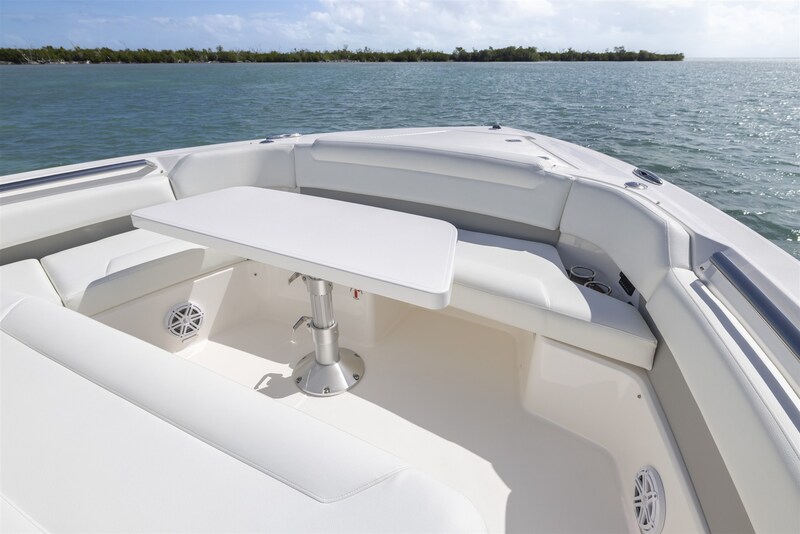 Bow dinette Tiara Yachts 46LS