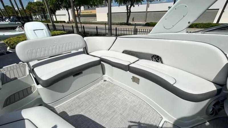  Crownline E290 XS