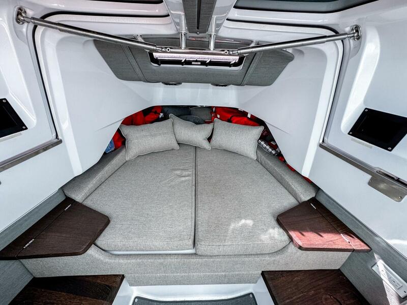  Axopar 37 Cross Cabin