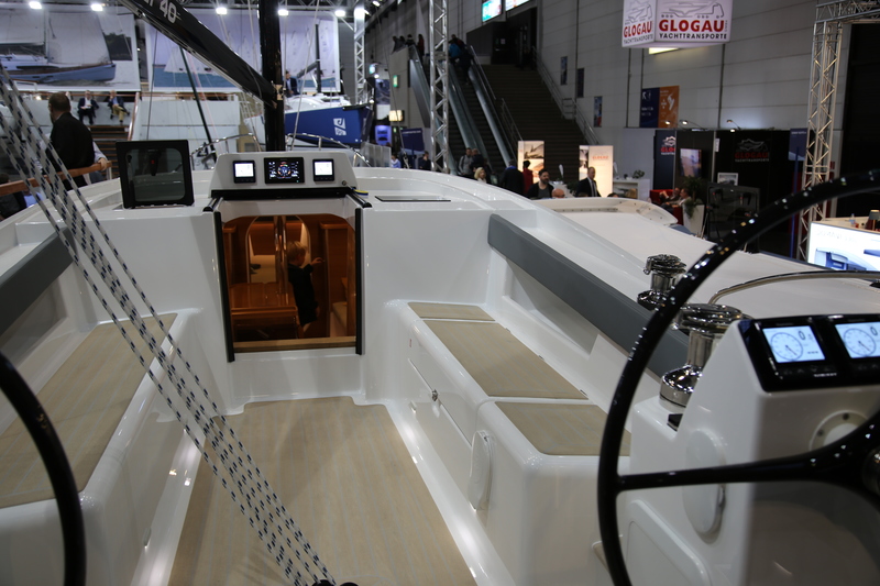 Cockpit The all new Dragonfly 40 Performance Cruiser